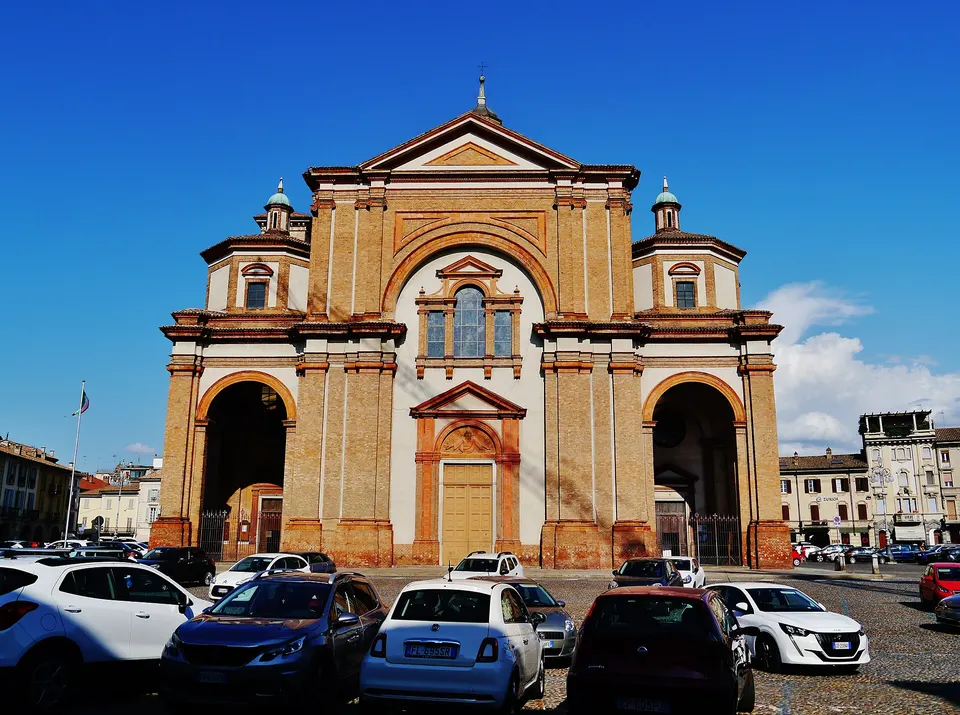 Voghera, divieti di sosta in Piazza Duomo sabato 12 settembre per un evento