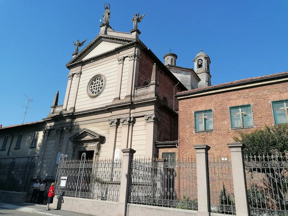 Vigevano, veglia notturna dei fedeli per evitare il trasferimento di don Alberto Fassoli
