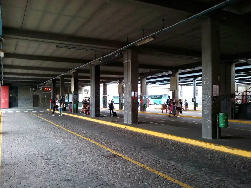 Pavia, rapina all'autostazione: 15enne accerchiato da un gruppo, arrestato 19enne