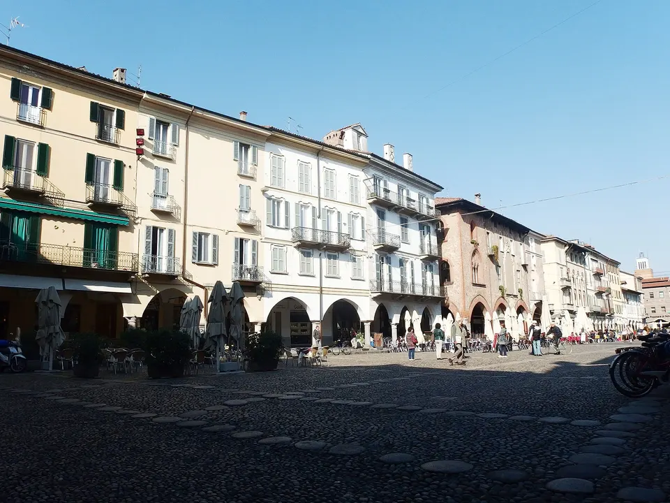 Pavia, risse in centro: identificati cinque giovani arrivati da Voghera, Genova e Milano