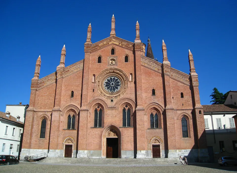 Encore une église. En brique. C'est Pavie.