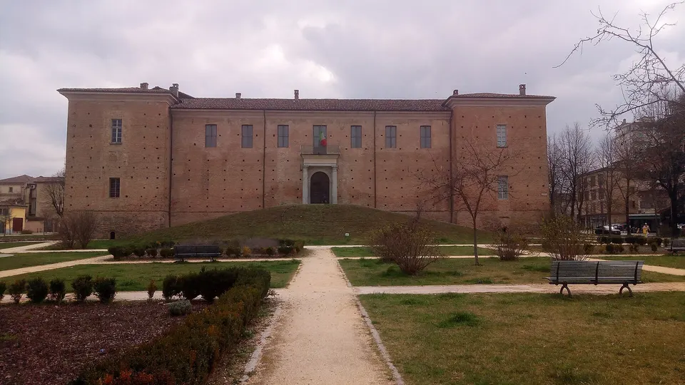vista posteriore del Castello Visconteo di Voghera