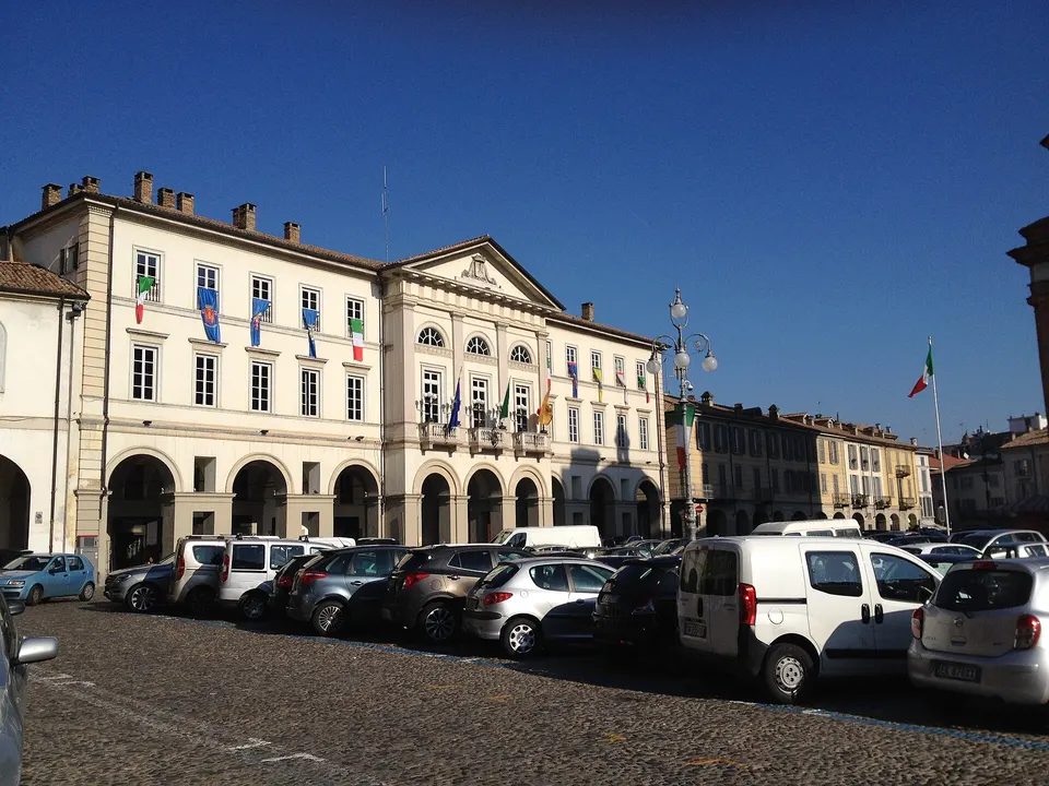 Veduta del palazzo municipale di Voghera (PV)