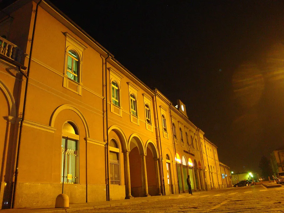 Fronte esterno del fabbricato viaggiatori della stazione di Voghera