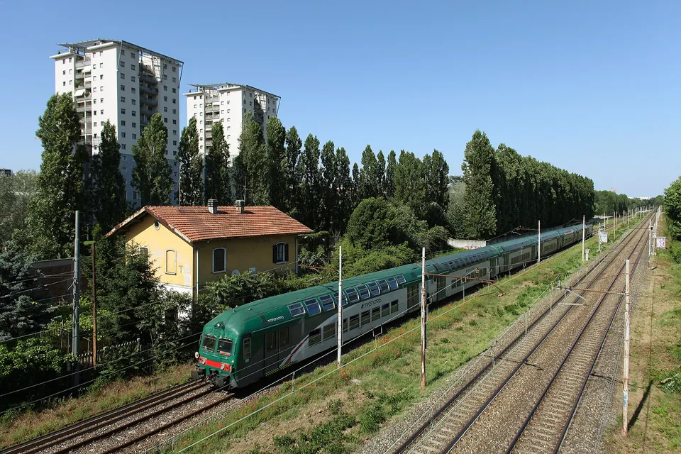 Un convoglio Trenord transita sulla linea ferroviaria Milano Mortara nei pressi del ponte di via Brunelleschi a Milano