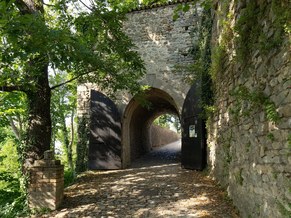 Portone principale del castello dal Verme di Zavattarello