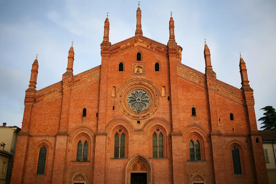 Chiesa di Santa Maria del Carmine, Pavia, veduta prospettica della facciata