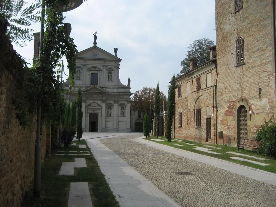 Montebello della Battaglia,la Chiesa dei Santi Gervasio e Protasio e (a destra) la torre medievale dei Beccaria.